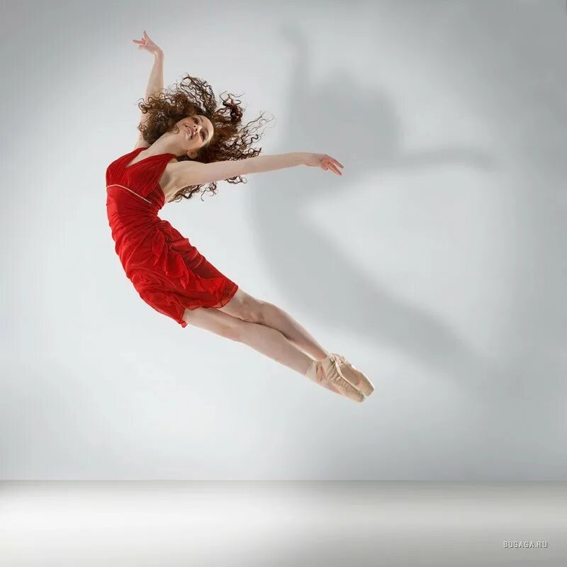 Белецкая балерина прыжок. Девушка в прыжке. Балерина в движении.