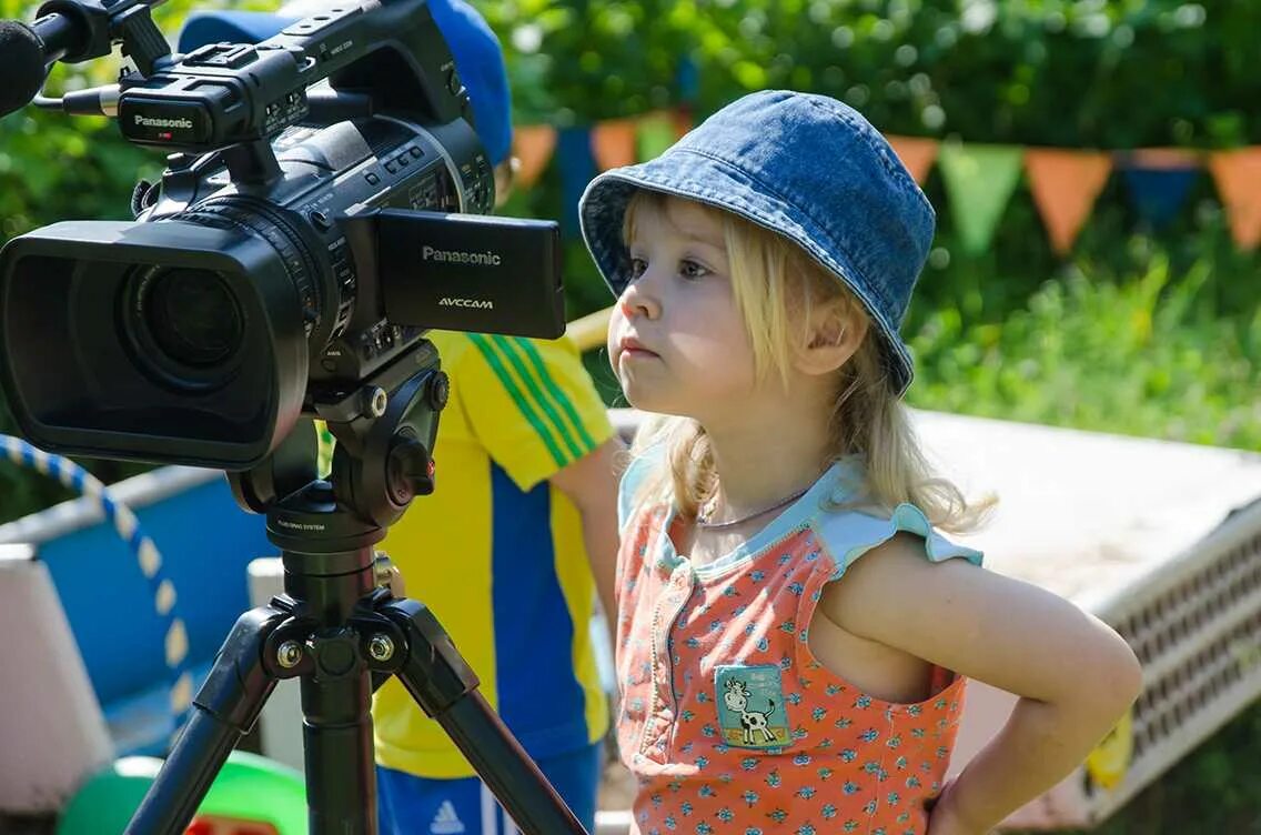 Конкурс видео москва. Фотосъёмки видеосъемка. Фотограф на детский праздник. Профессиональная съемка. Фотограф в детский сад.