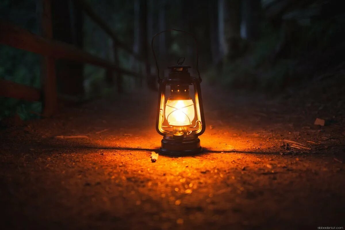 Фонарик взрывающийся правда. Керосиновая лампа в темноте. Фонарь в темноте. Старинный фонарь в темноте. Фонарь в лесу.