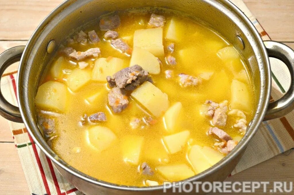 Суп с мясом и картошкой рецепт. Суп с мясом и картошкой. Суп мясной с картофелем. Картофельный суп с мясом. Похлебка мясная с картофелем.