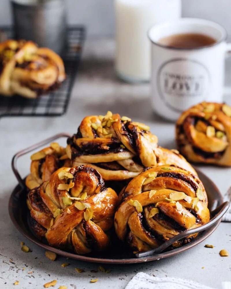 Шведские булочки. Шведские булочки с корицей kanelbulle. Булочка с корицей Швеция. Скандинавские булочки. Венские булочки с корицей.