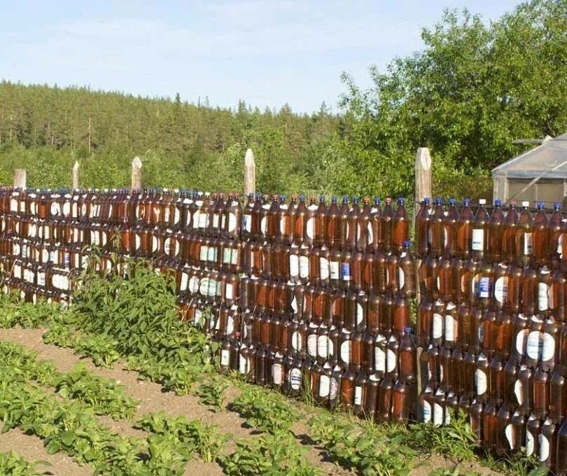 Из чего сделать бюджетный забор. Необычный забор. забор из пластиковых бутылок на даче. дешевый забор.