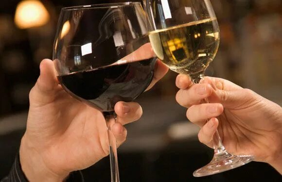 Песня выпью за твое здоровье. Бокал вина любовь. Песня выпью за твое здоровье. Песня выпью за твое здоровье. Мем выпьем за здоровье.