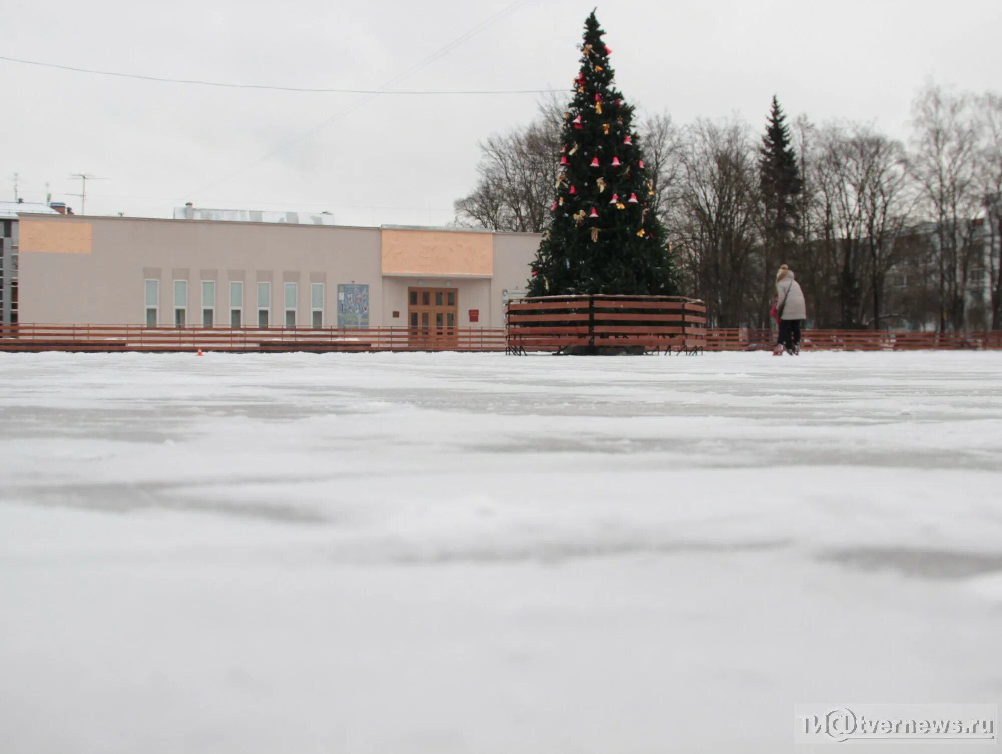 Каток победа тверь. Каток на площади славы Тверь. Губернский каток Тверь. Открытый каток Тверь. Каток парк Победы Тверь.