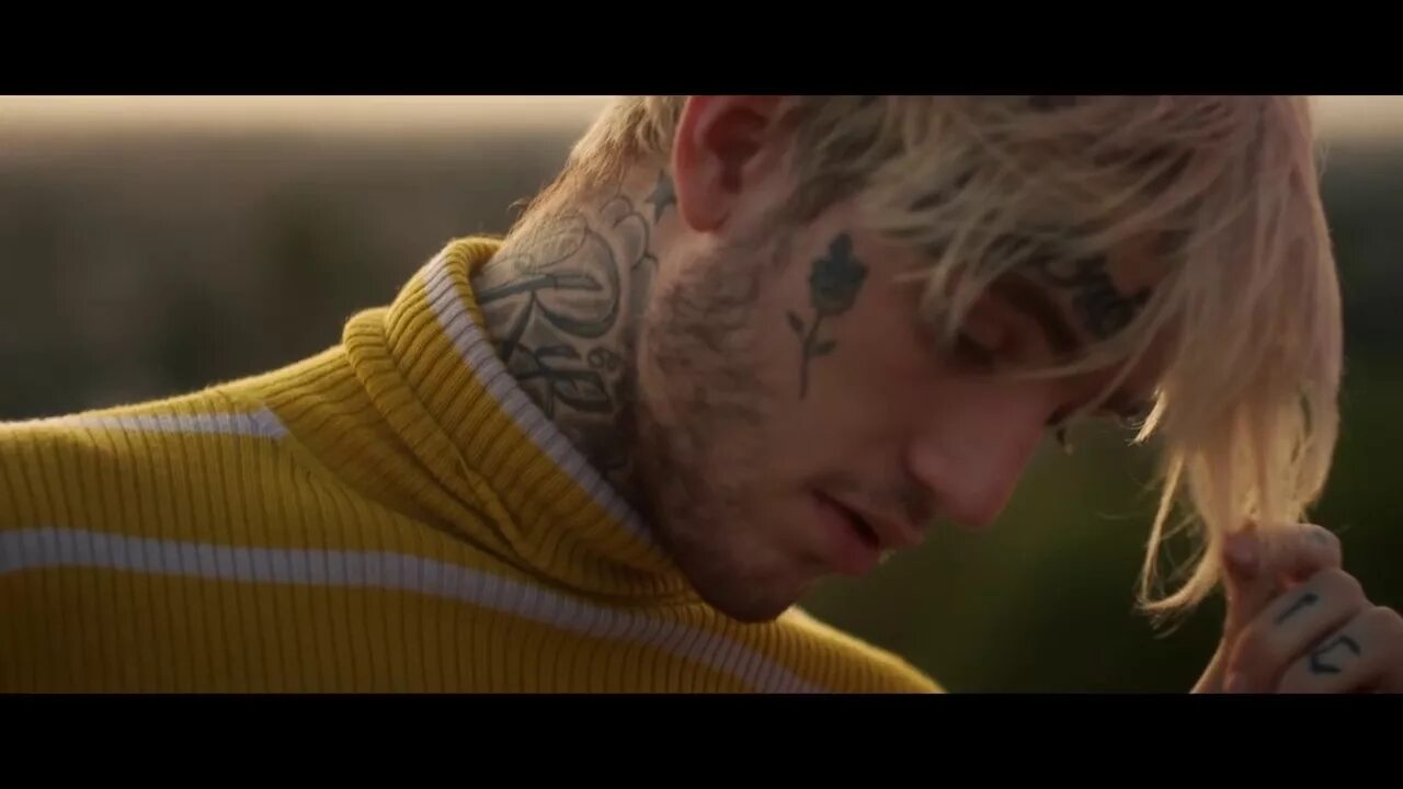 Lil peep girls на русском. Девушка lil peep. Лил пип герлз. Лил пип герлз. Lil peep кертенс стрижка.