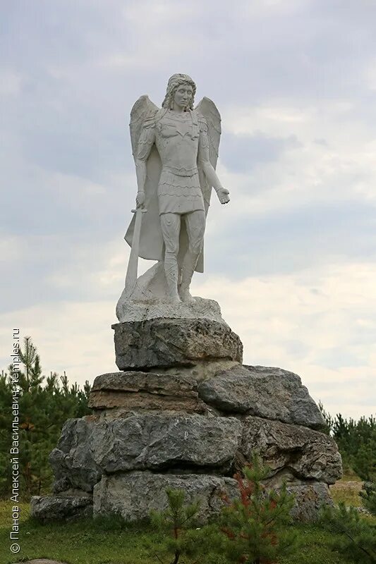 Михайловск Свердловская область храм Архангела Михаила. Г Михайловск Нижнесергинский район. Статуя Михаила Архангела Михайловск.