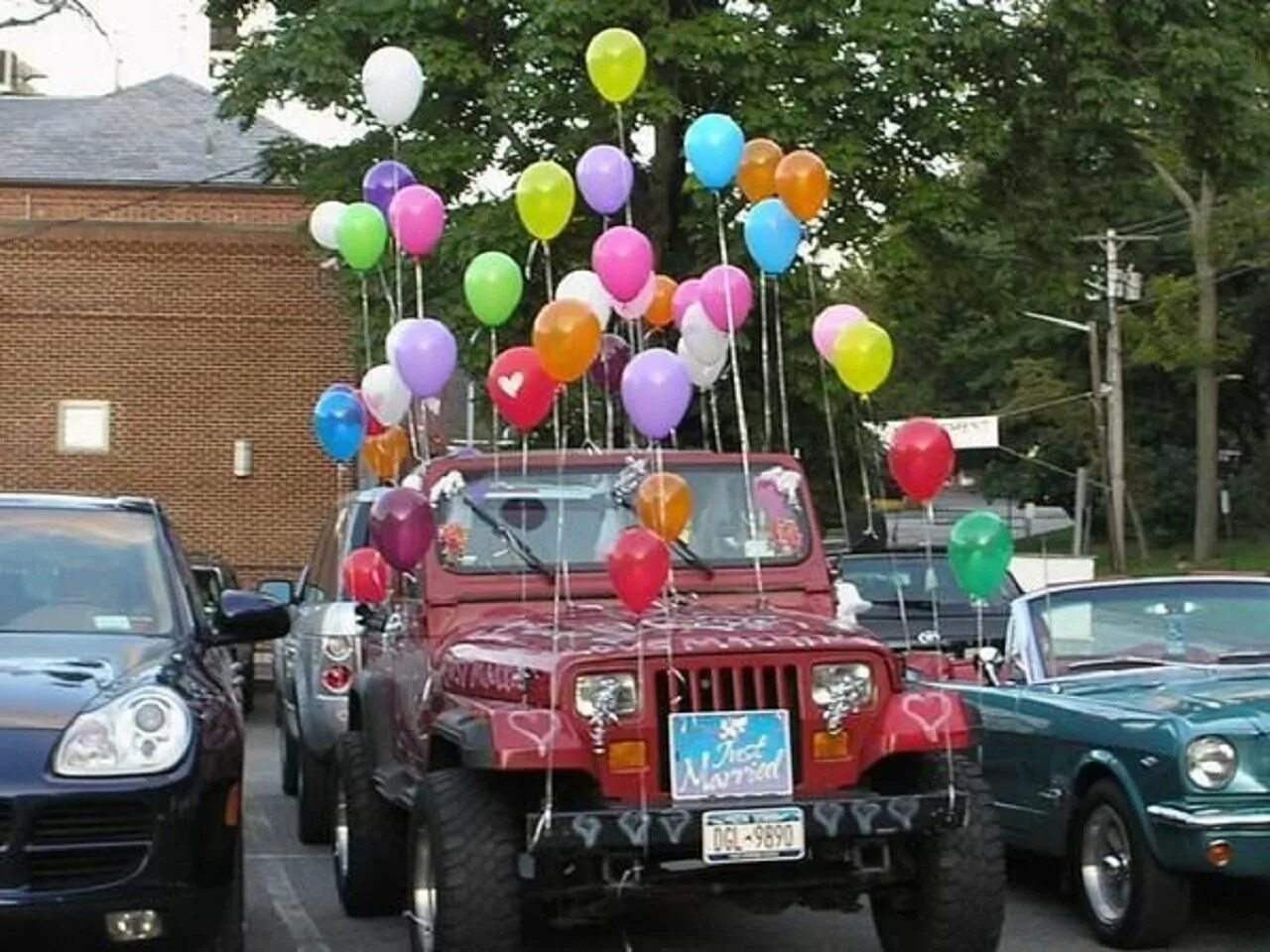 Сюрприз в машине. Украшение автомобиля шарами. Машина с шариками. Украсить машину шарами на день рождения. Украшение машины шарами на свадьбу.