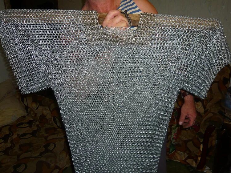 Как делают кольчугу. Кольчуга из гермундбю кольца. Доспехи богатырей кольчуга латы. Девушка в кольчуге. Как делают кольчугу.