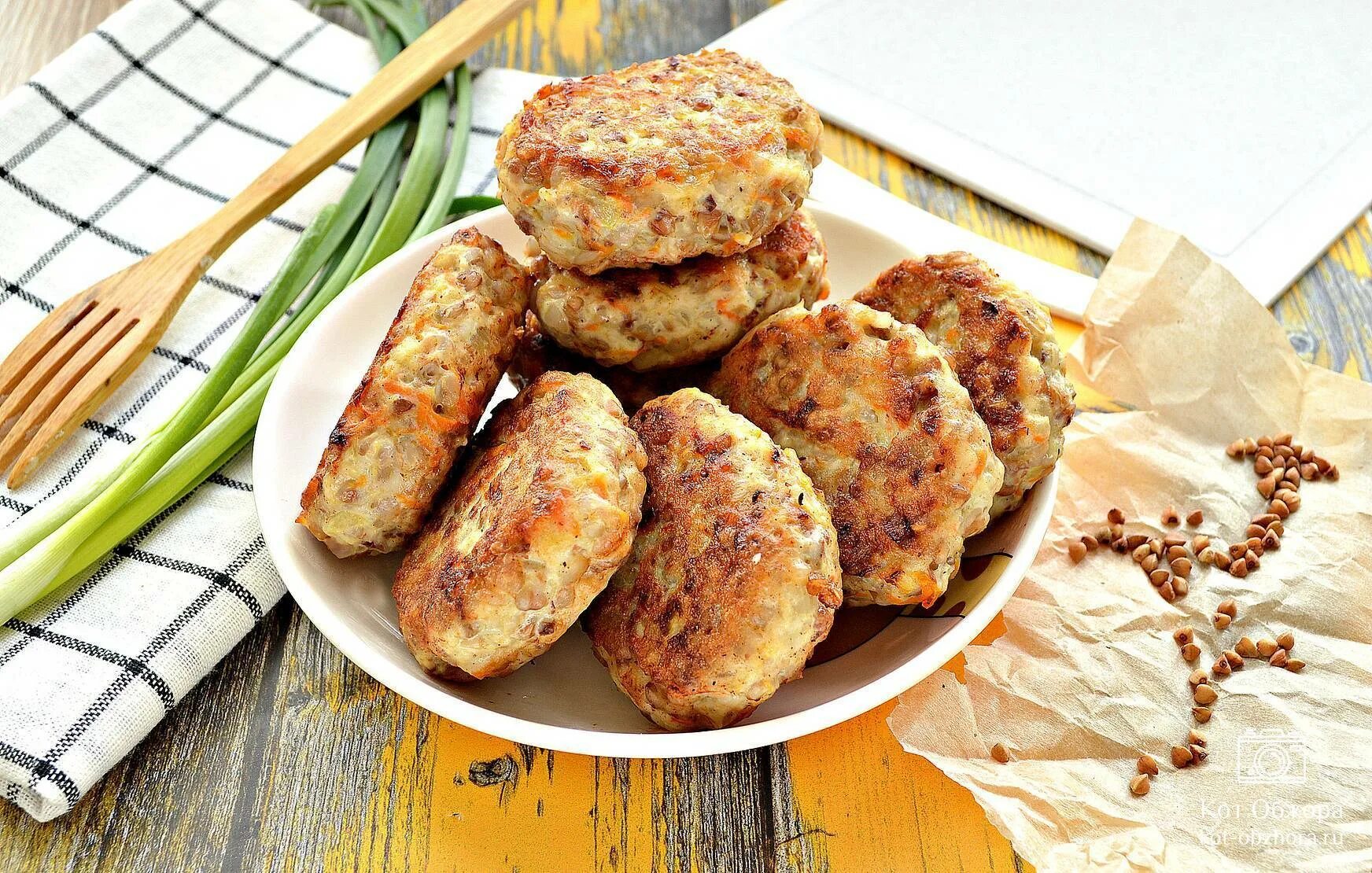 Котлеты из гречки и моркови. Котлеты из гречки. Постные котлеты из гречки с грибами. Гречка с котлетой. Биточки из гречки.