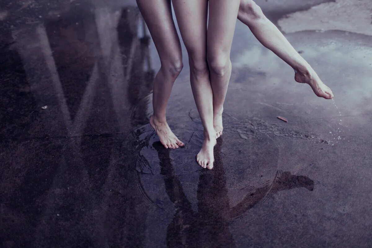 Босиком под дождем. Босиком по стеклам песня. Босые ноги девушек. Босиком под дождем. Танцы на стеклах.