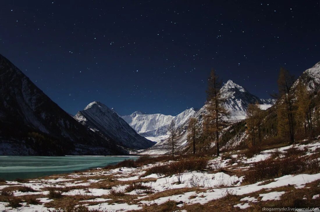 Луна алтайский край. Алтайская Луна горный Алтай. Горный Алтай горы Белуха небо. Гора Белуха ночь. Горный Алтай Белуха зимой.