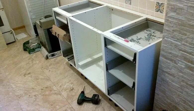 Установка гарнитура на кухне. Сборка кухни. сборка кухонного гарнитура. шкаф под мойку и варочную панель. сборка встраиваемой кухни.