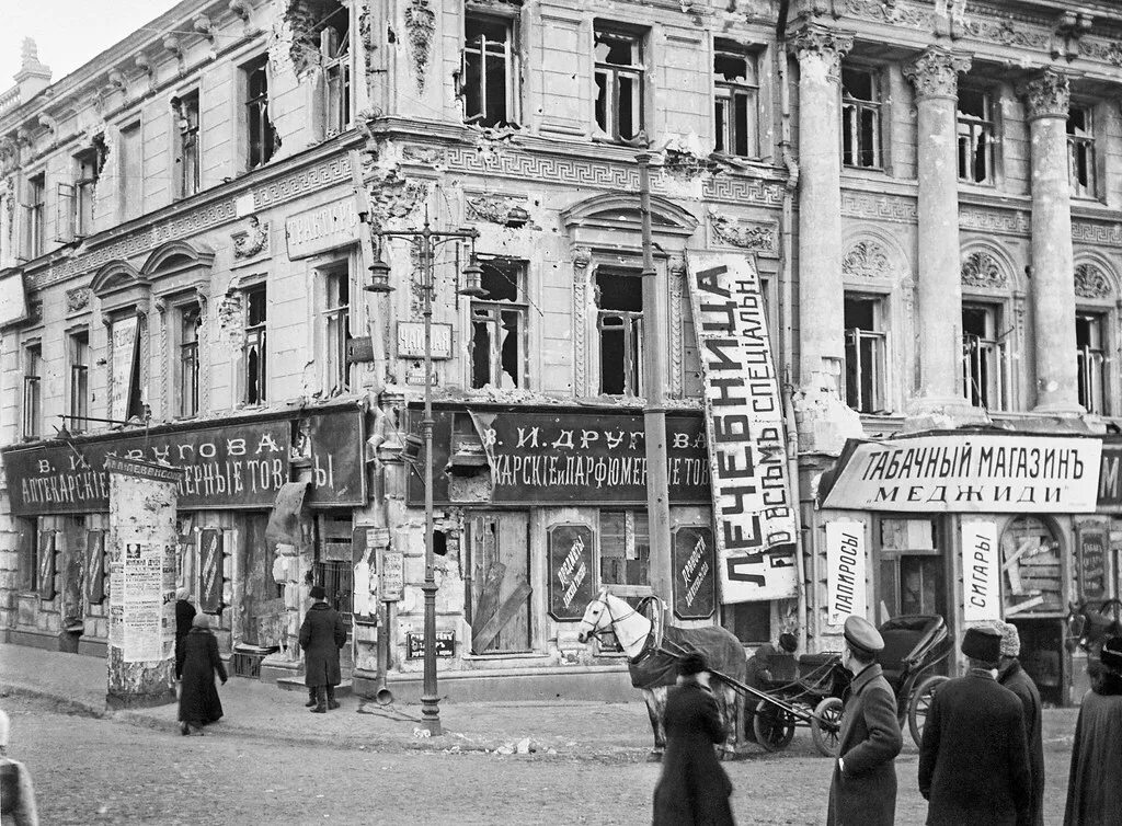 Революция 1917 в москве. Дом у Никитских ворот 1917. Москва после революции 1917. Никитские ворота Тверской бульвар. Площадь Никитские ворота Москва.