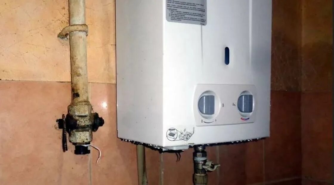 Монтаж газовой колонки. Труба для газовой колонки. Газовая колонка buderus. Газовая колонка buderus. Газовая колонка в квартире.