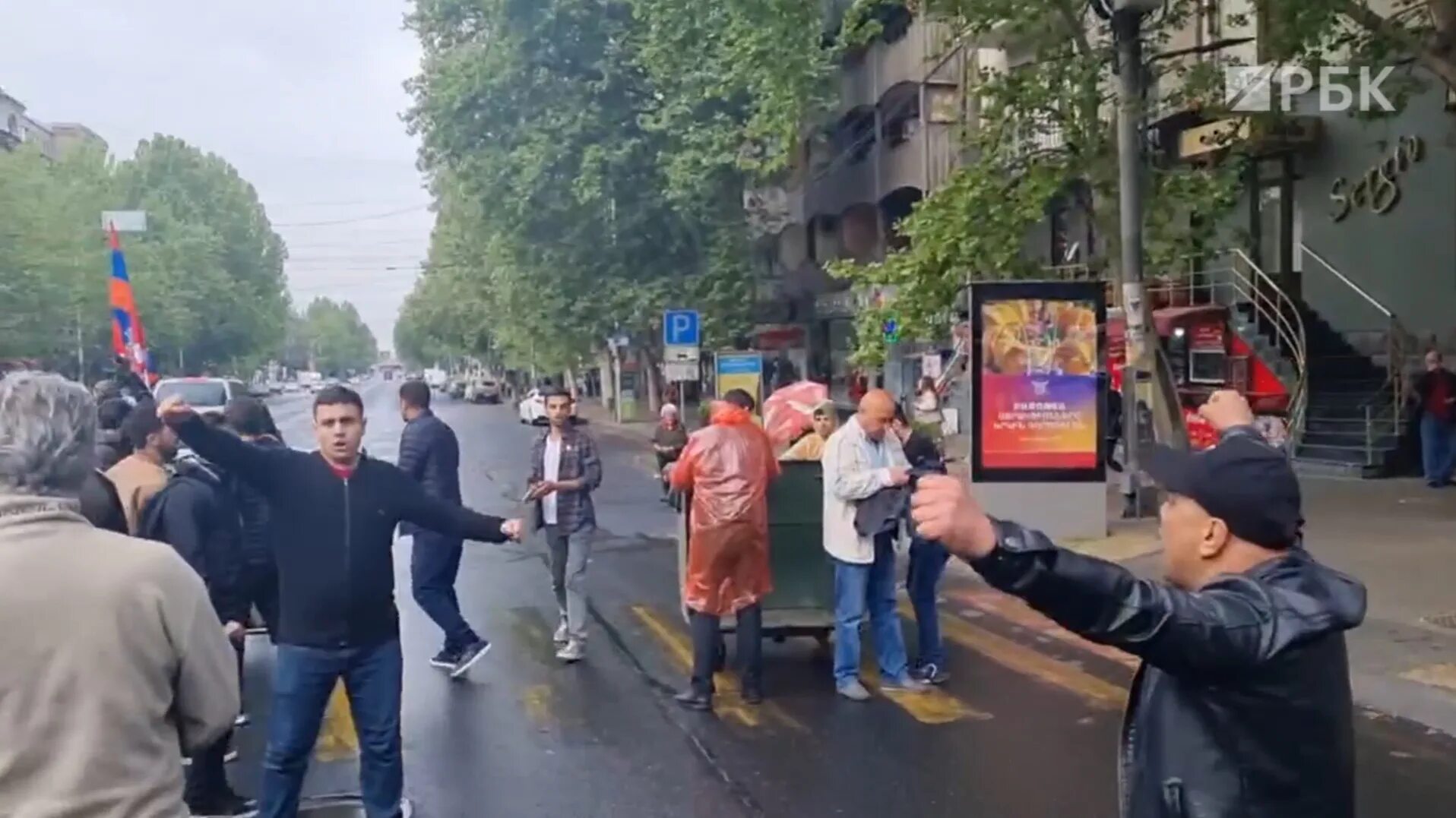 Вооруженные люди ворвались в полицию в ереване. Ереван люди на улице. Ереван улицы. Протесты в Ереване.