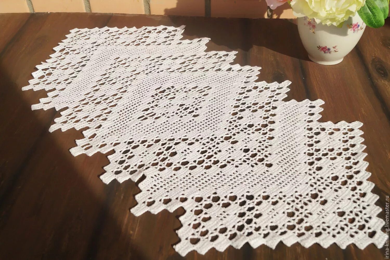 Прямоугольная скатерть крючком. Прямоугольная салфетка крючком. Квадратные ажурные салфетки. Вязаная скатерть прямоугольная. Квадратная вязаная скатерть.