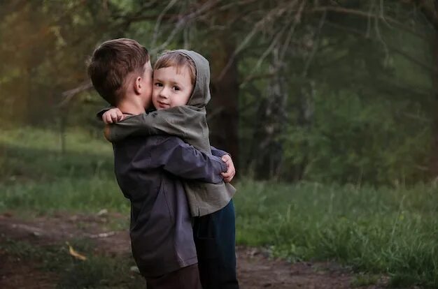 Обнял брат. Братья обнимаются. Мальчик обнимает брата. Старший брат.