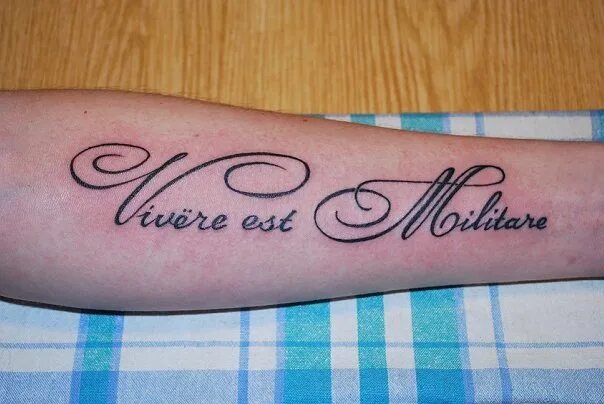 Тату на латыни. Vivere est vincere тату. Бороться на латыни. Любовь на латыни тату. Бороться на латыни.