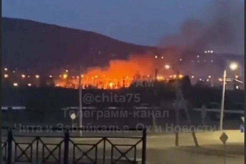 Мемориал Чита горел. Поле горит. Горит парк Победы Чита. Пожар на мемориале в Чите. Сгорел слава