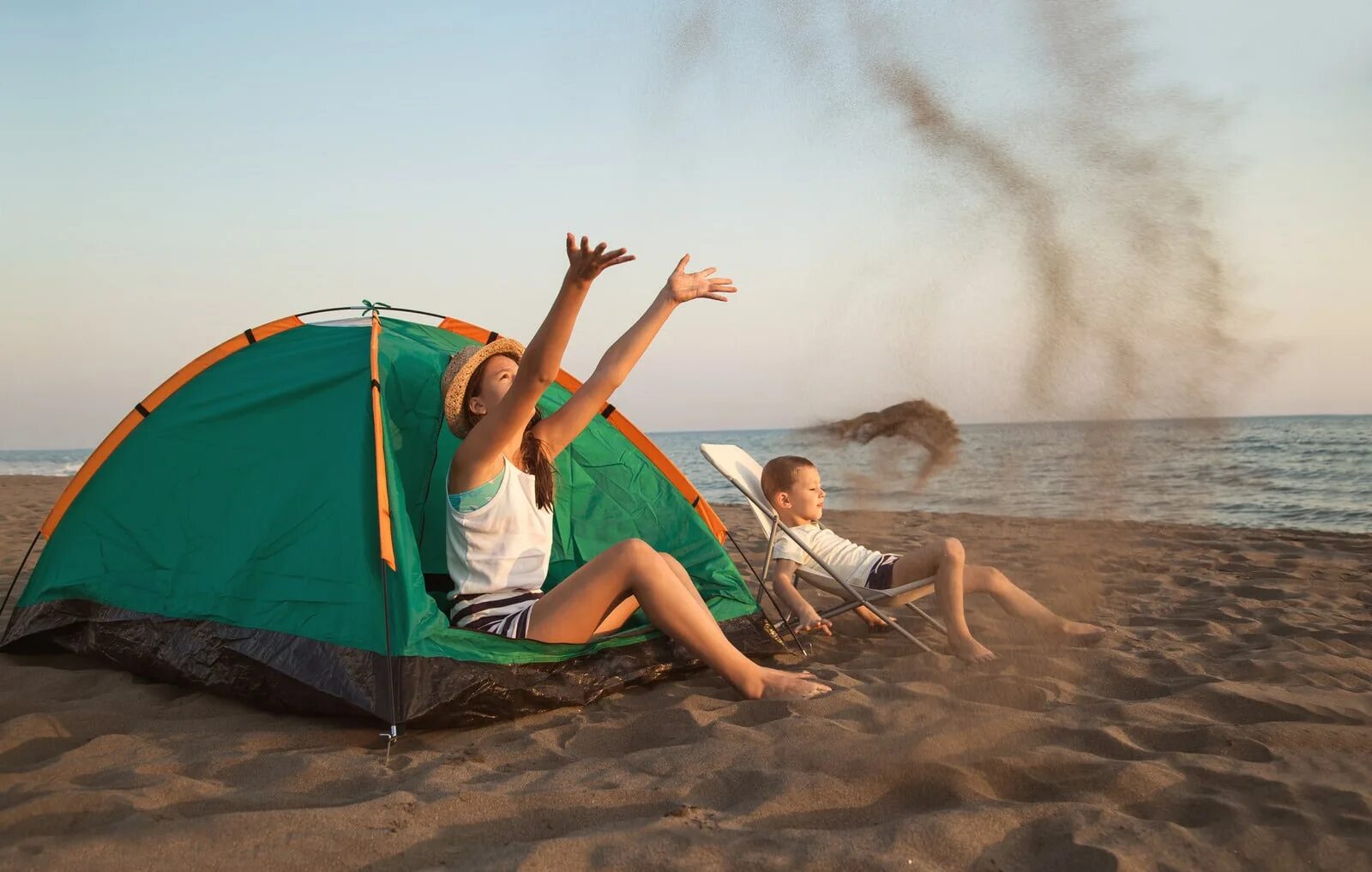 Палатки лагерь на пляже. Кэмп пляж. Кемпинг девушки. Поход на пляж с детьми.