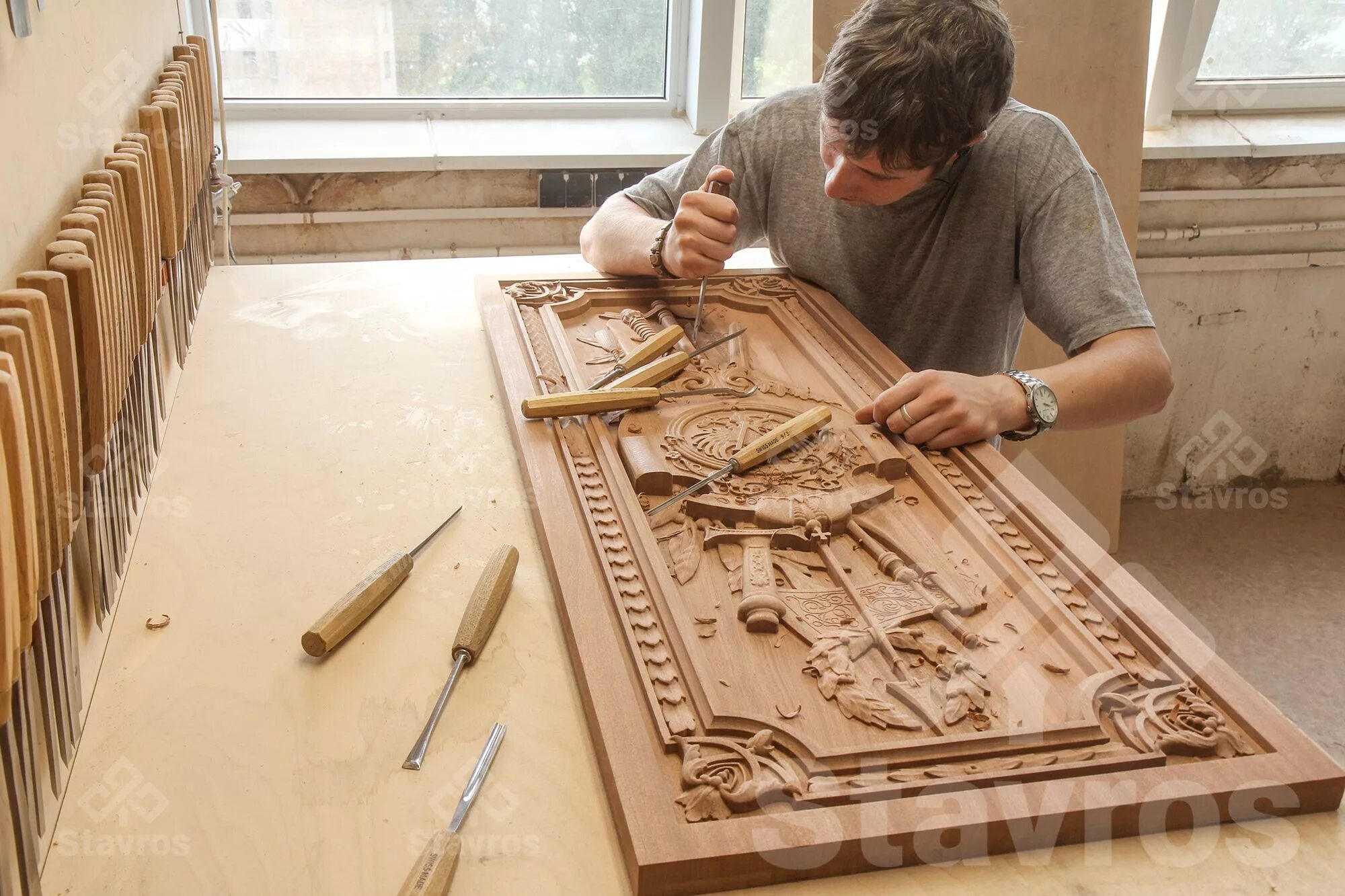 Олег столяр краснодеревщик 1978. Резьба по дереву школьники. Нижегородская глухая домовая корабельная бáрочная резьба по дереву. Иван шавензов резьба по дереву. Домашняя работа по дереву.