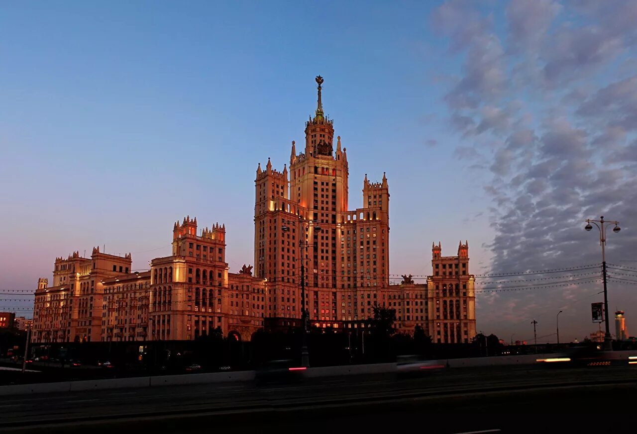 Важные здания в городе. Сталинские высотки в Москве. Москва-Сити и сталинские высотки. Сталинские высотки в Питере. 9 Сталинских высоток.