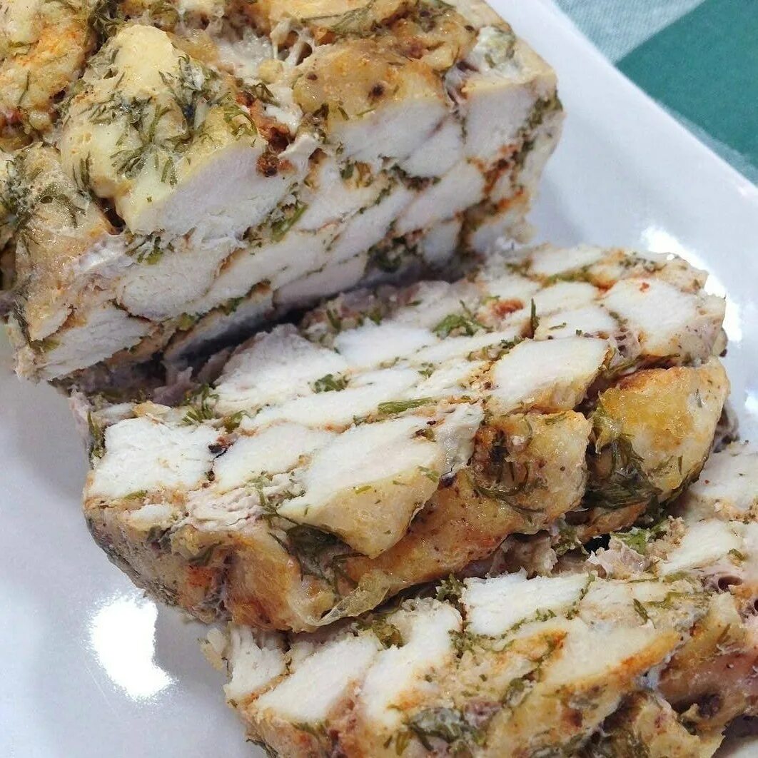 Куриный рулет с желатином. Рулет из курицы в сетке. Мраморный рулет из куриной грудки. Мраморный куриный рулет. Рулет курица в желе.