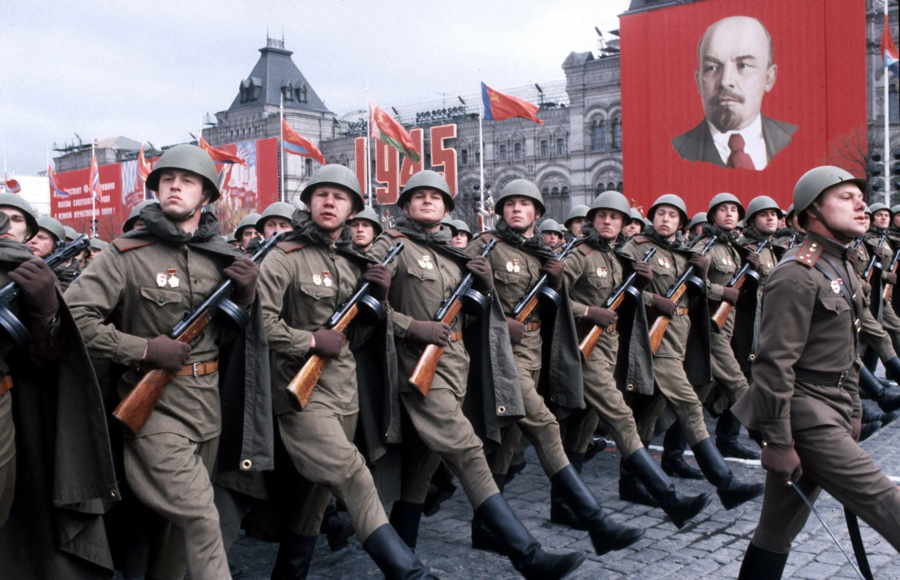 Красная армия стала советской в каком. Марширующие солдаты СССР. Красная армия. Парад красной армии. Советские войска парад.