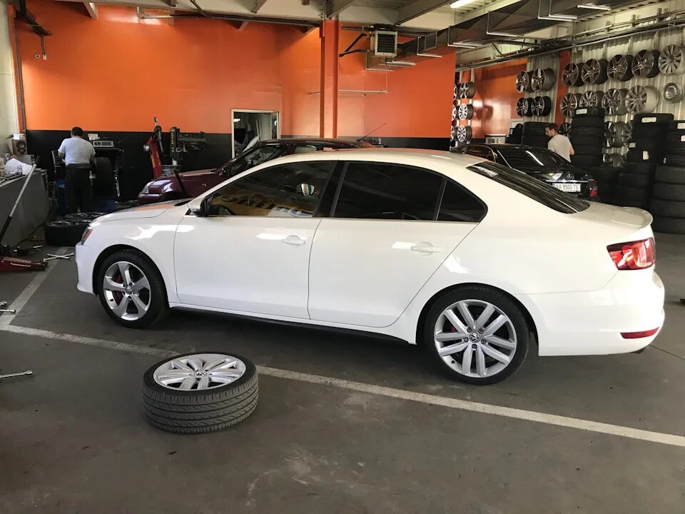 Джетта на 17 дисках фото Серебро это по мне! VOSSEN CVT Graphite VS Silver Volkswagen Jetta VI, 1,6 л,