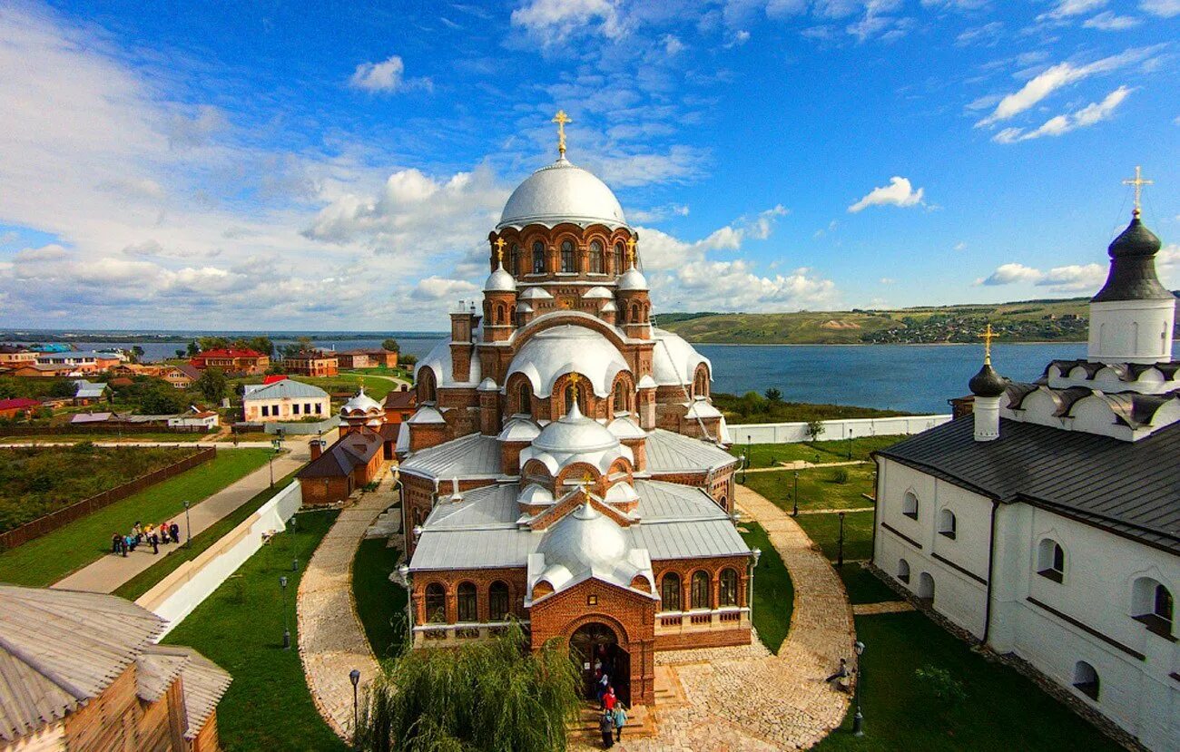 Свияжск сайт. Остров-град Свияжск в Казани. Музей-заповедник «остров-град Свияжск». Казань Раифа Свияжск. Остров-град Свияжск, Раифский монастырь, храм всех религий..