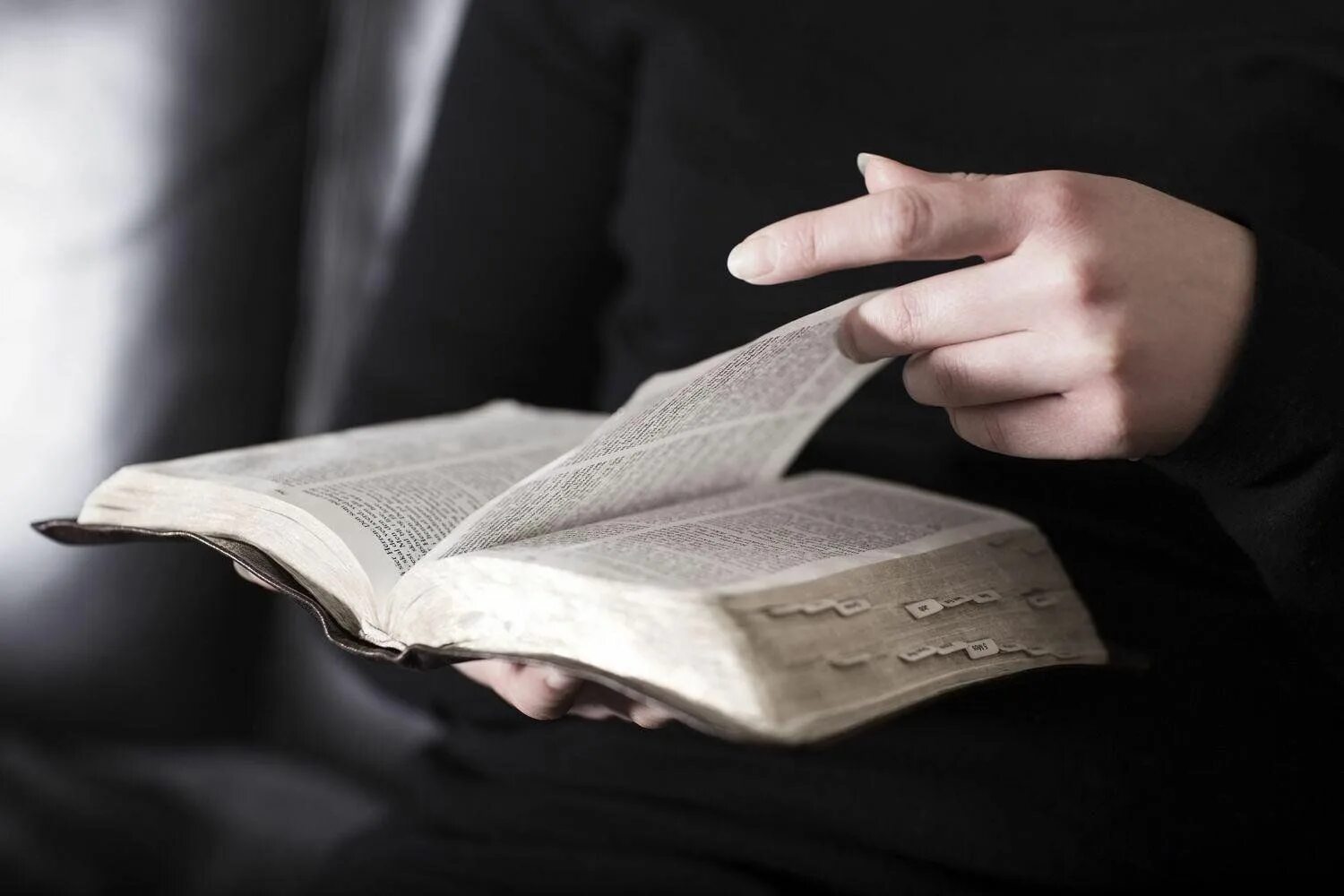 Старая книга в руках. Старинные книги. О людях и книгах. Человек с библией. Старая книга в руках.
