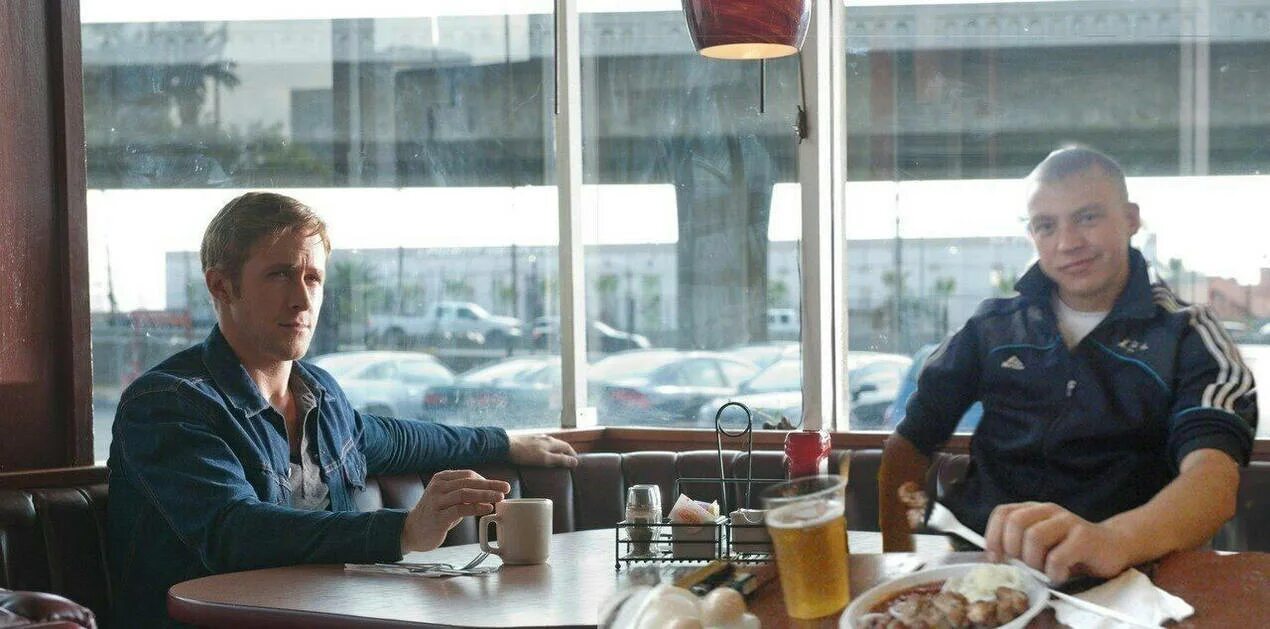 Сидим с другом в летней. Сидим с другом в летней. Мальчик рыбачит. Друзья на даче. Сидим с другом в летней кафешке.