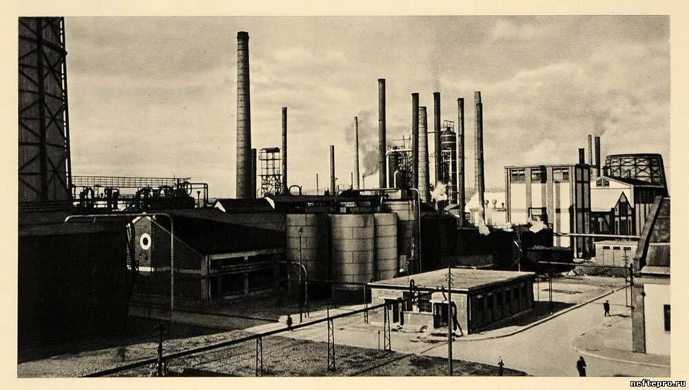 2 нефть промышленность. Нефтеперерабатывающий завод Румыния. Нефтеперерабатывающий завод в Румынии в 1970. Рязанский нефтеперерабатывающий завод СССР. Первый нефтеперегонный завод в США.