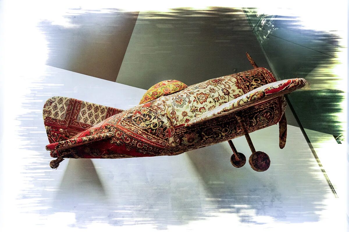 Летающий кавер. Ковер самолет Эрарта. Ковер самолет музей Эрарта. Сказочный ковер самолет. Летающий ковер самолет.