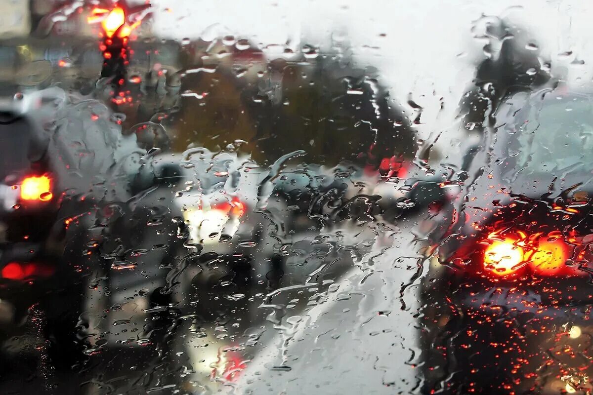 Rain damage. Машина дождь. Дождь за стеклом машины. Автомобиль под дождем. Дождь на окне машины.