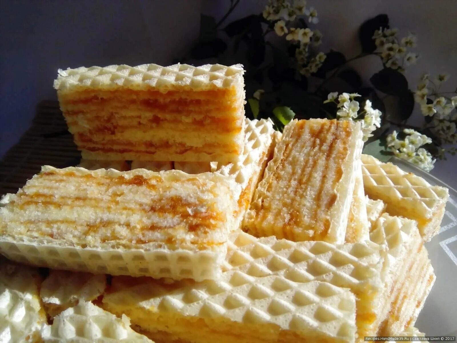 Вафельные коржи со сгущенкой. Вафельные пирожные. торт из вафельных коржей. десерт из вафельных коржей. пироженки из вафельных коржей.