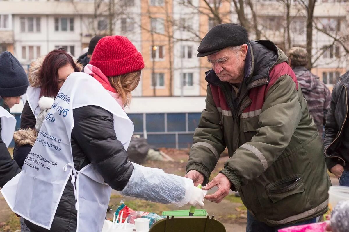 Проект помощь городу. Социальная поддержка бездомных. Волонтеры и бездомные люди. Помощь бездомным. Волонтеры помогают бездомным людям.