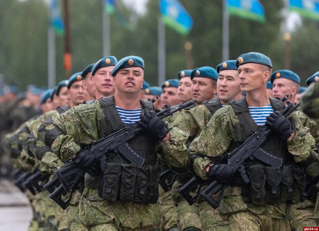 За десантников пехоту. 76 Псковская дивизия ВДВ. Псков парад ВДВ 2021. 76-Й десантно-штурмовой дивизии ВДВ. 76 ДШД ВДВ Псков.
