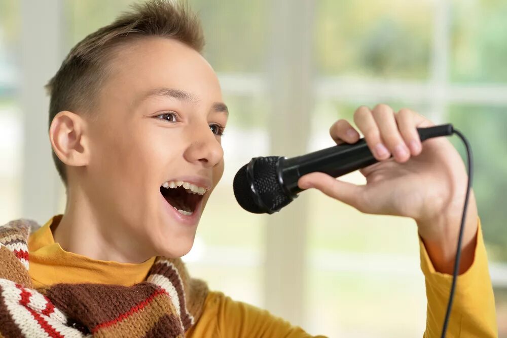 Мальчик поет про. Подросток с микрофоном. Парень подросток поет. Мальчик поет в микрофон. Пение подростка мальчика.