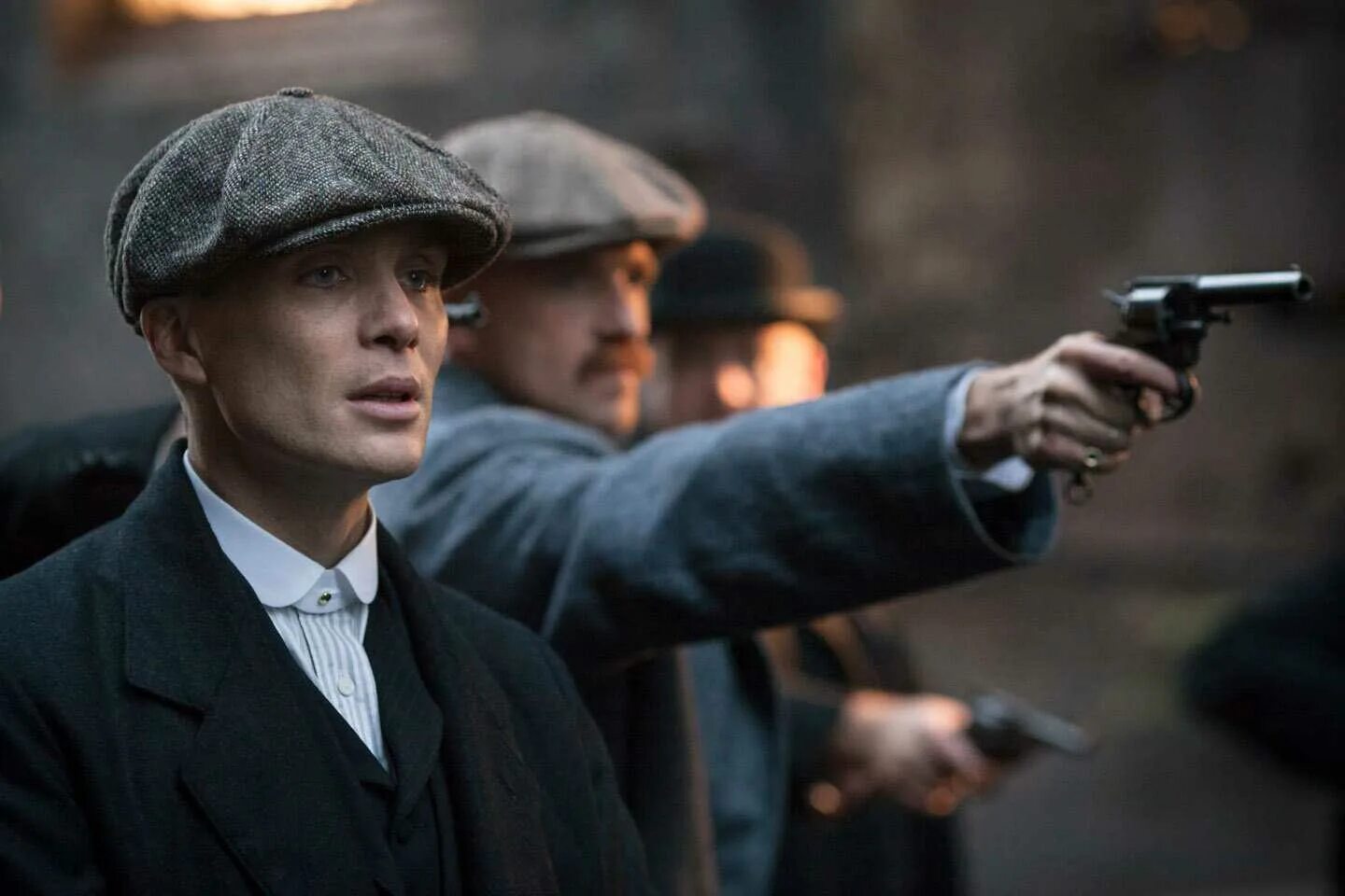 Как пишется гангстер. Острые козырьки сериал 2013–2022. Острые козырьки / Peaky Blinders (2013). Острые козырьки сериал Томас Шелби. Острые козырьки Томми Шелби.