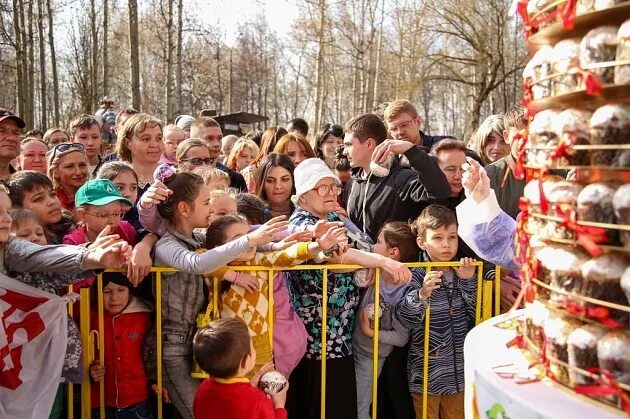 1 после пасхи. Царь Пасха Нижний Новгород. Большой кулич. Огромная Пасха. Кулич царь Пасха.