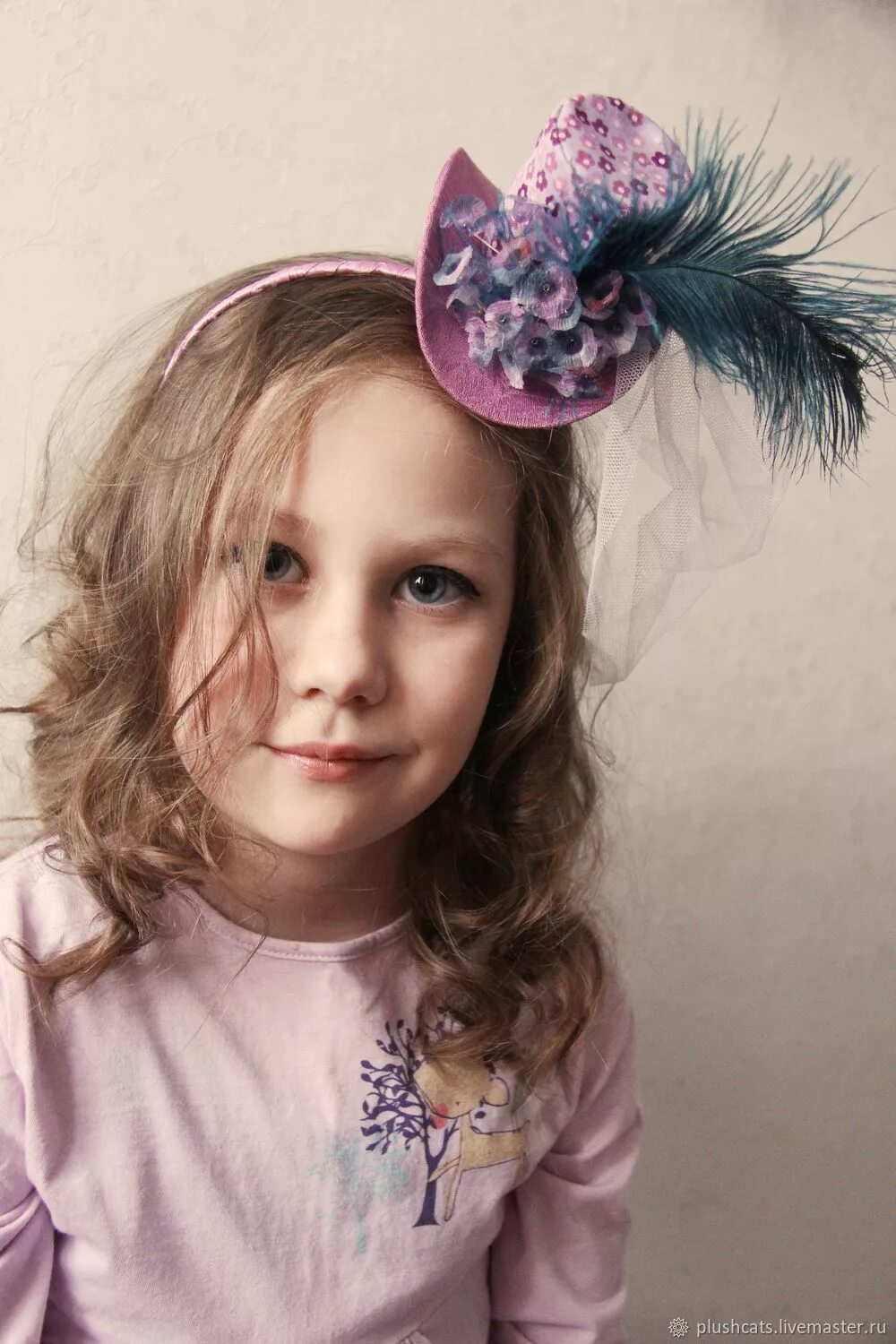 Шляпа на ободке для девочки. Шляпка для девочки. Заколка шляпка для девочки. Ободок шляпка для девочки. Прическа с маленькой шляпкой для девочки.