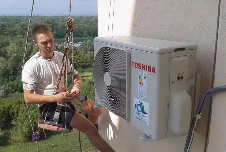 Кондиционер установленный. Кондиционеры сплит-системы монтаж. Наружный блок кондиционера. Установщик кондиционеров. Установщик сплит систем.