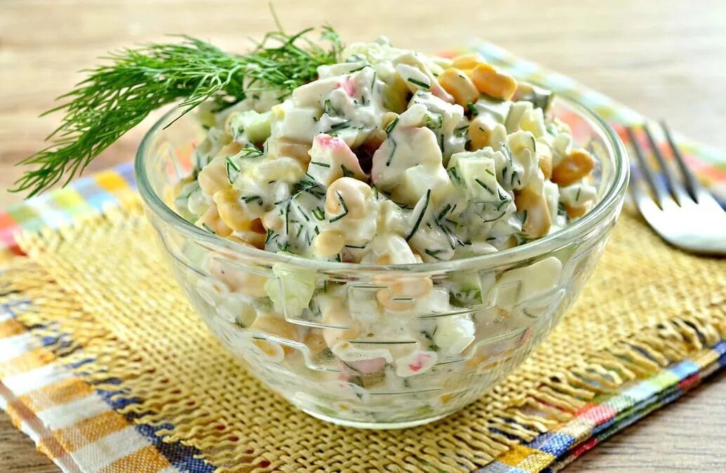 Салат. Салат с крабовыми палочками и кукурузой. Крабовый салат с огурцом. Салат с кукурузой и огурцом.
