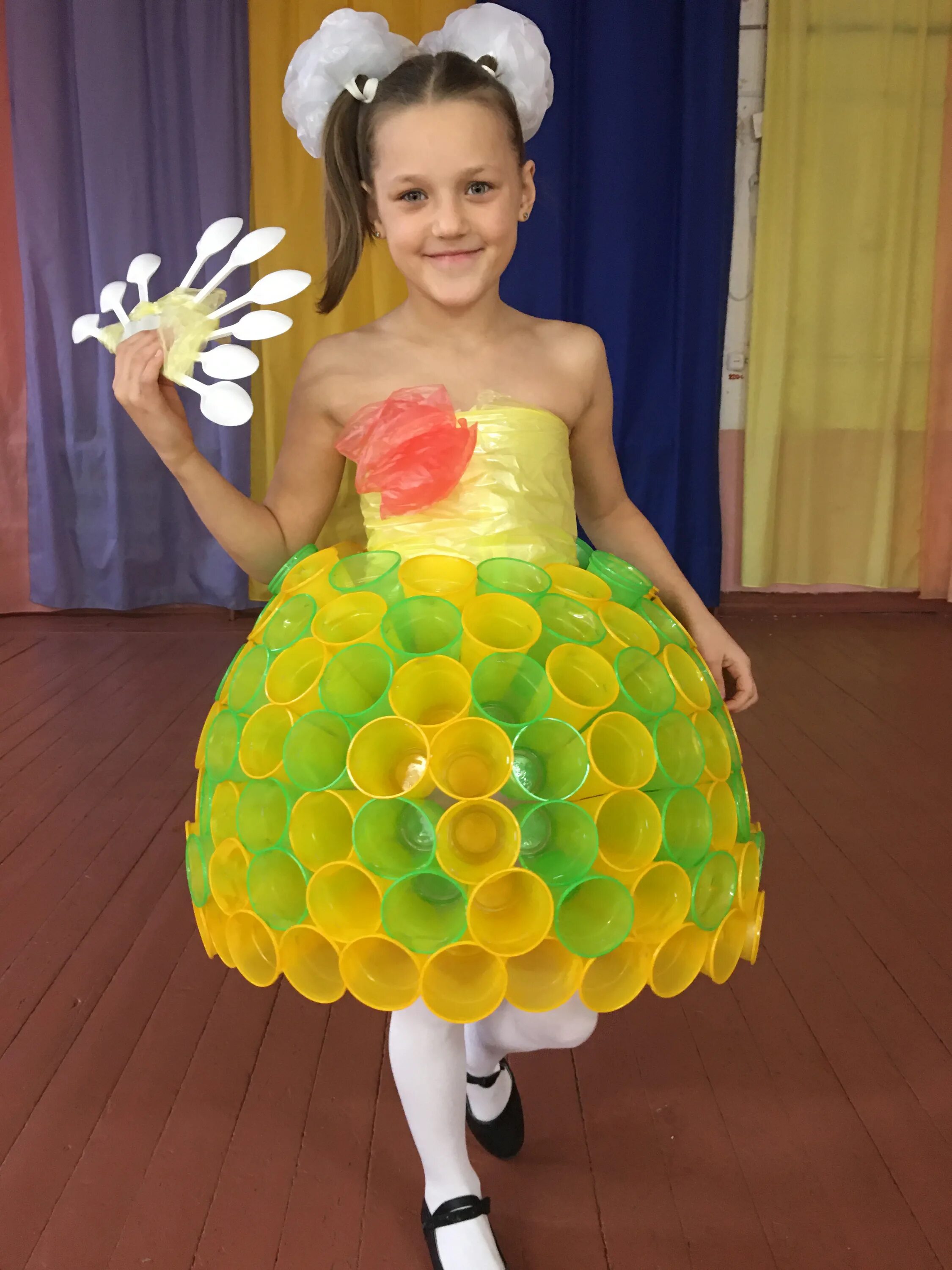 Наряды из бросового материала для детей. Костюм из бросового материала для девочки в садик. Платье из бросового материала для девочки. Платье из броссовых ма. Одежда из подручных материалов.