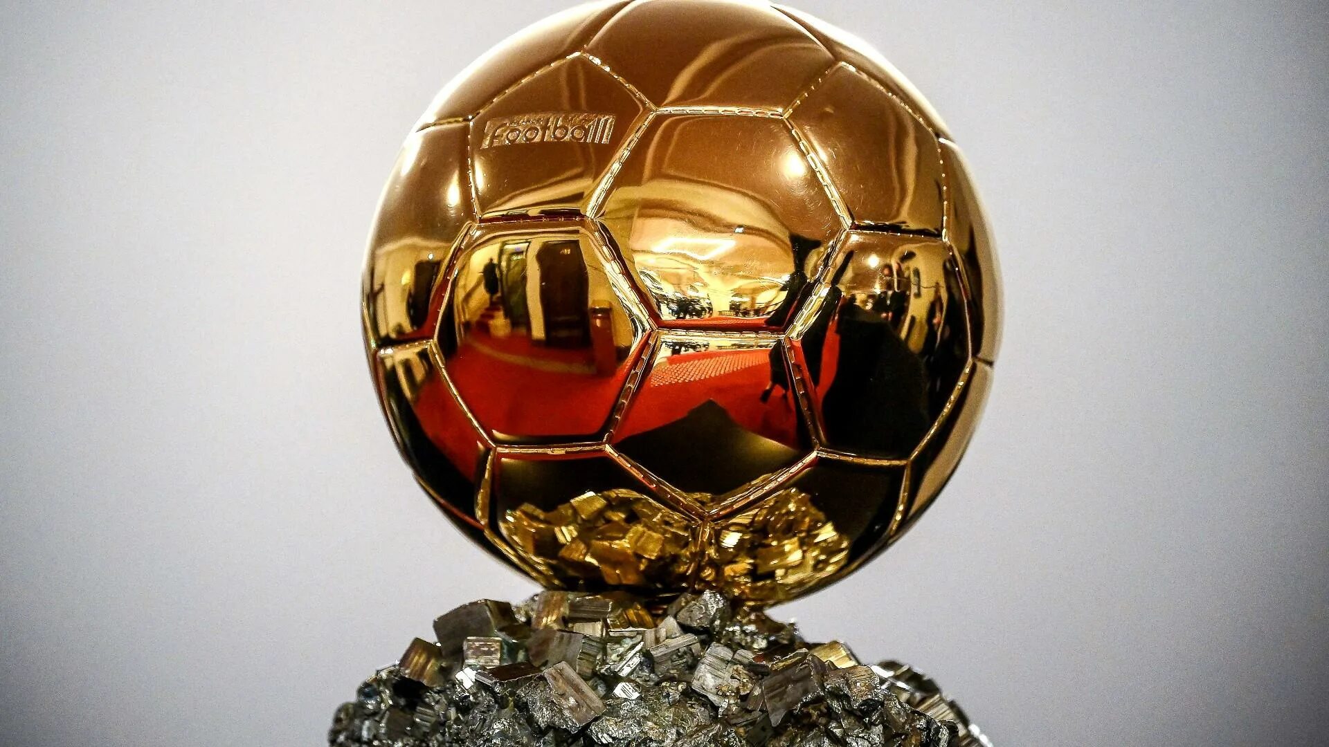 Золотая мяч 19. Ballon dor 2025. ballon dor 2025. золотой мяч ballon d&#039;or. золотой мяч france football 2025.