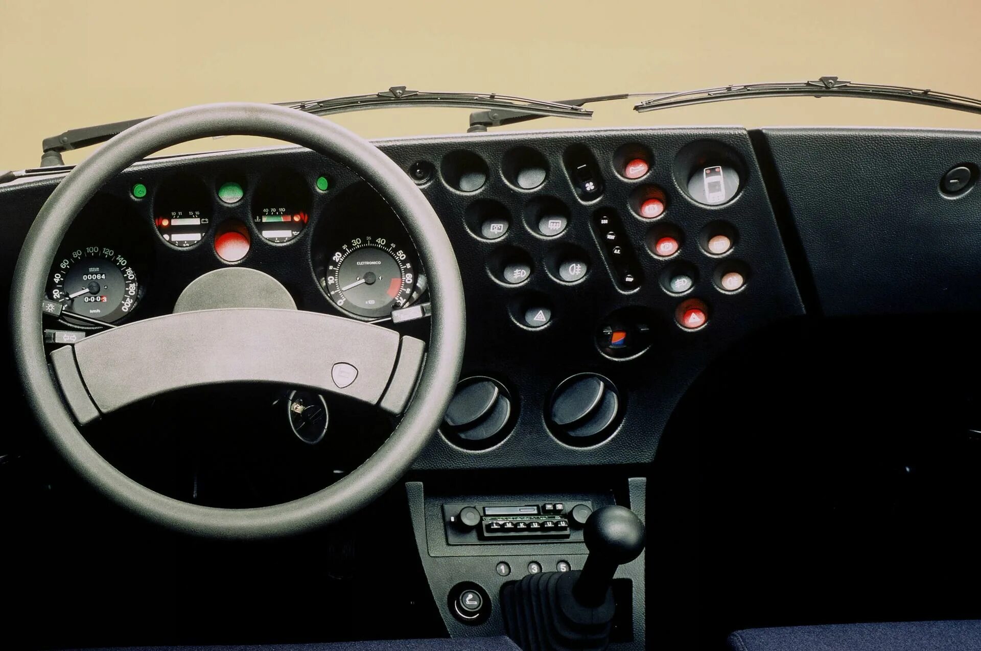 Торпеда приборной панели. Lancia Trevi 2.0 МТ 1980. Lancia Beta Trevi 1980 салон. Приборная панель Лянча. Лянча бета Треви.
