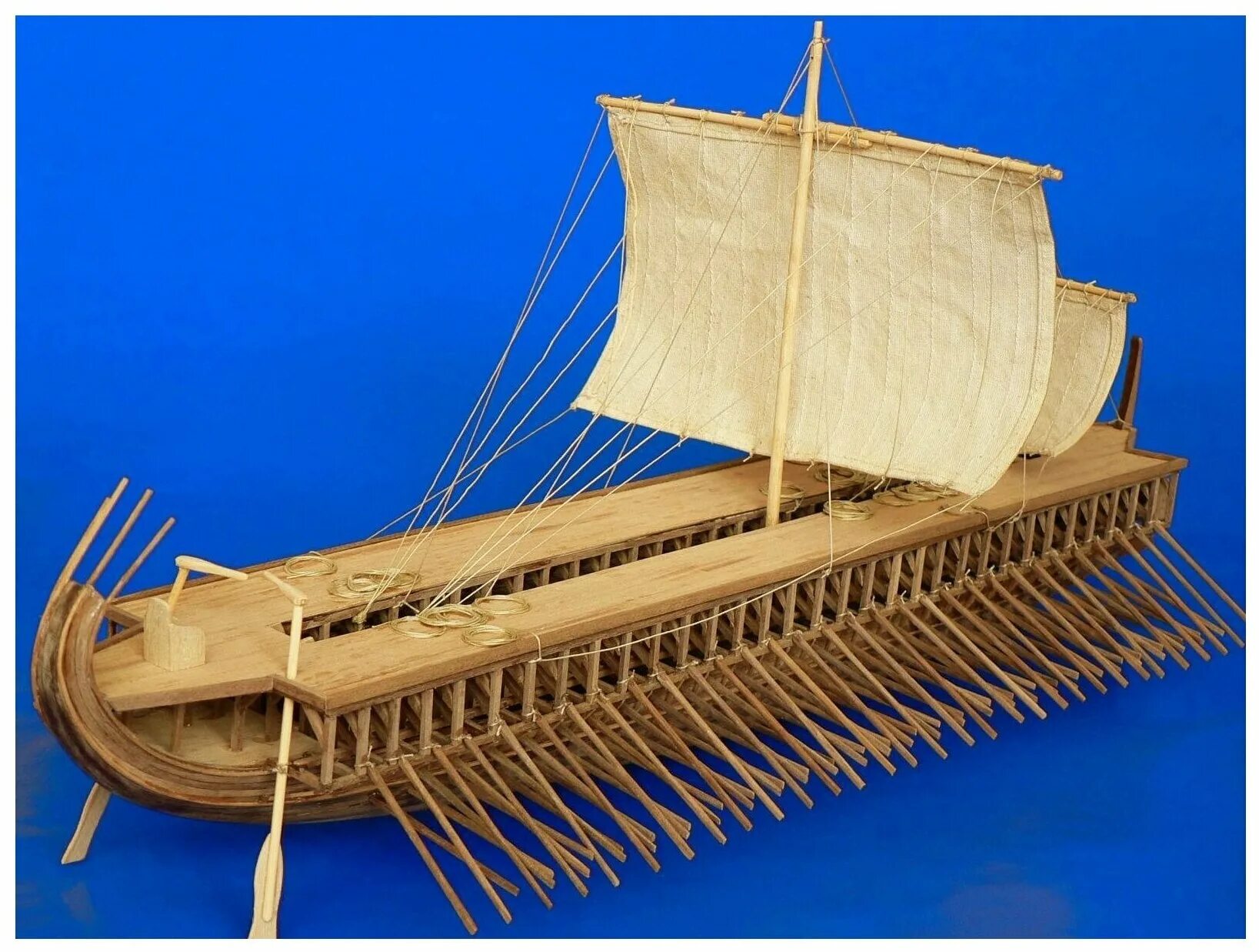 Как назывались греческие корабли. Греческая трирема модель. Трирема 1 72. Финикийская трирема. Римская трирема (Триера).