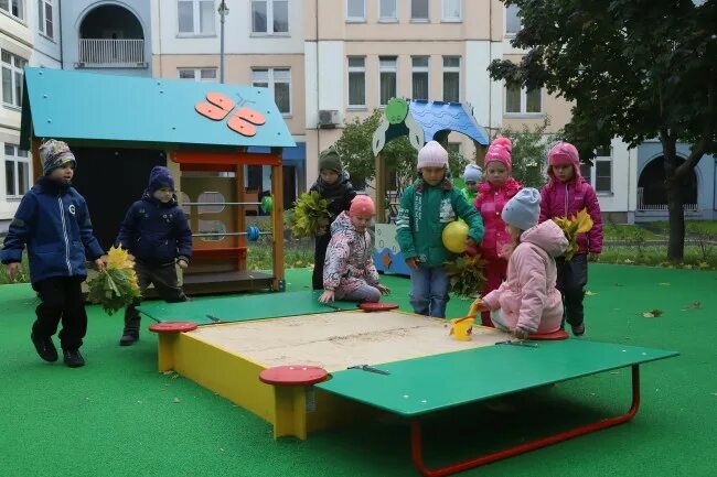 Похоже на детский сад. Дети в детсаду на улице. Современные детские сады на улиц. Детский сад Москва. Новые детские сады.