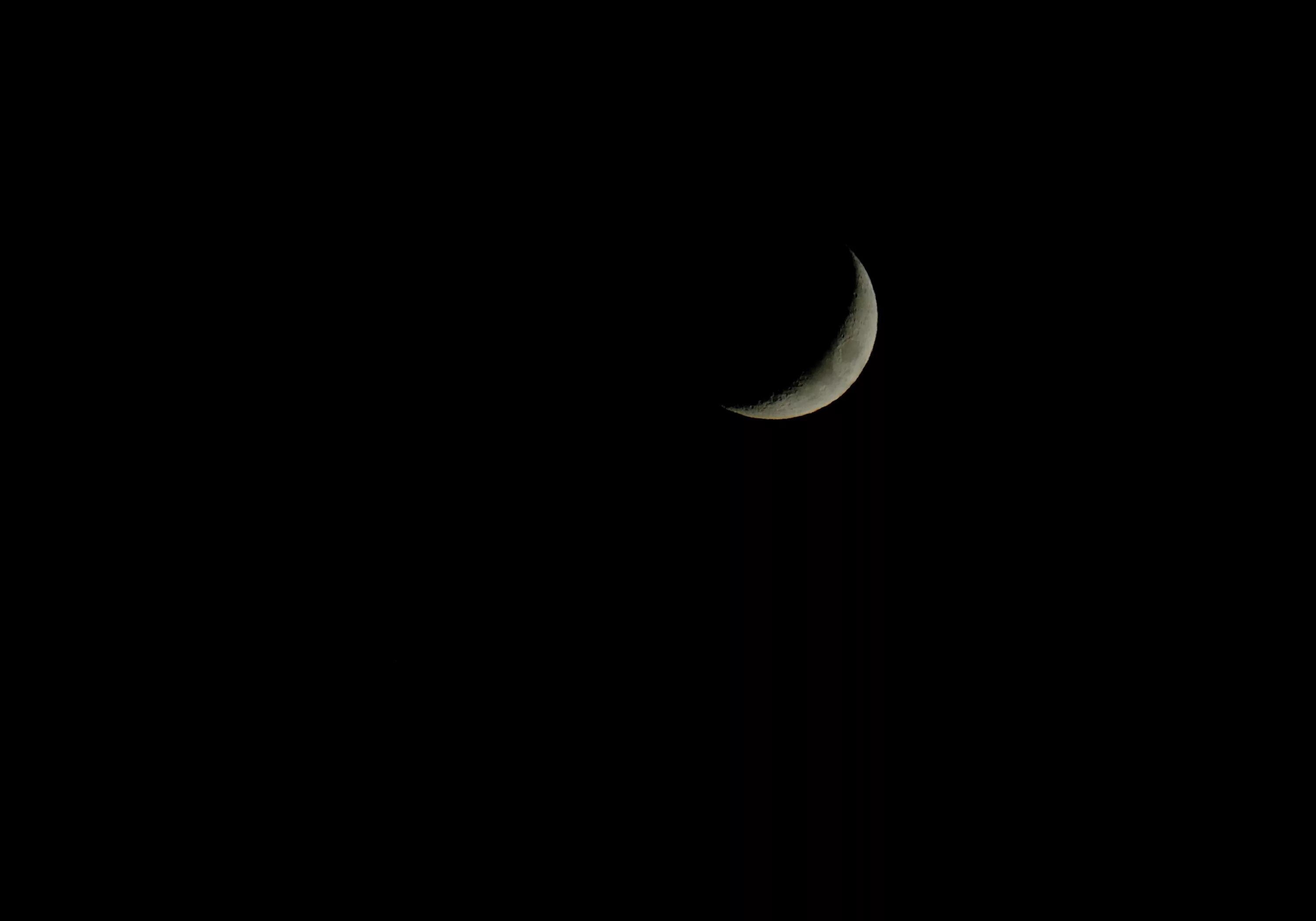Cs moon. Луна на черном фоне. Полумесяц на черном фоне. Луна на темном фоне. Черный фон ночь.